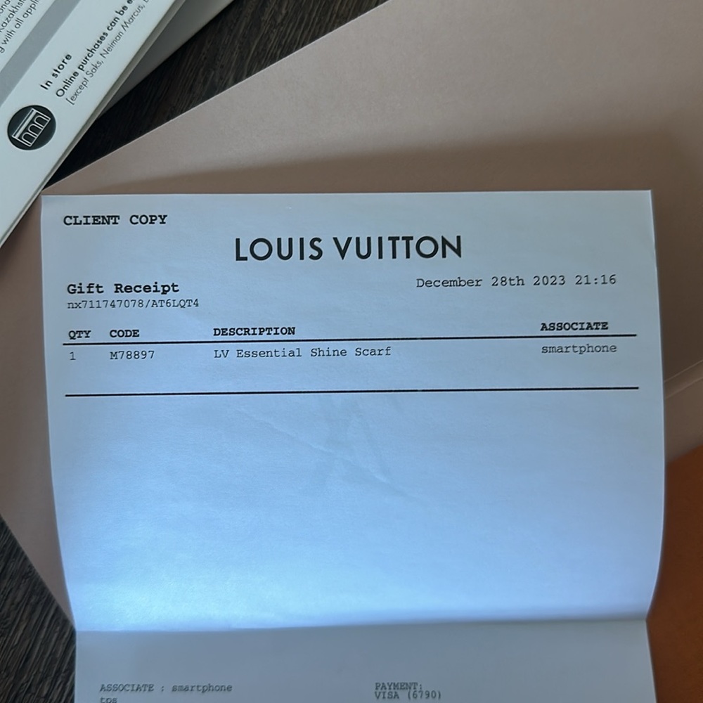 Louis Vuitton Essential Shine Scarf - Picture 6 of 6